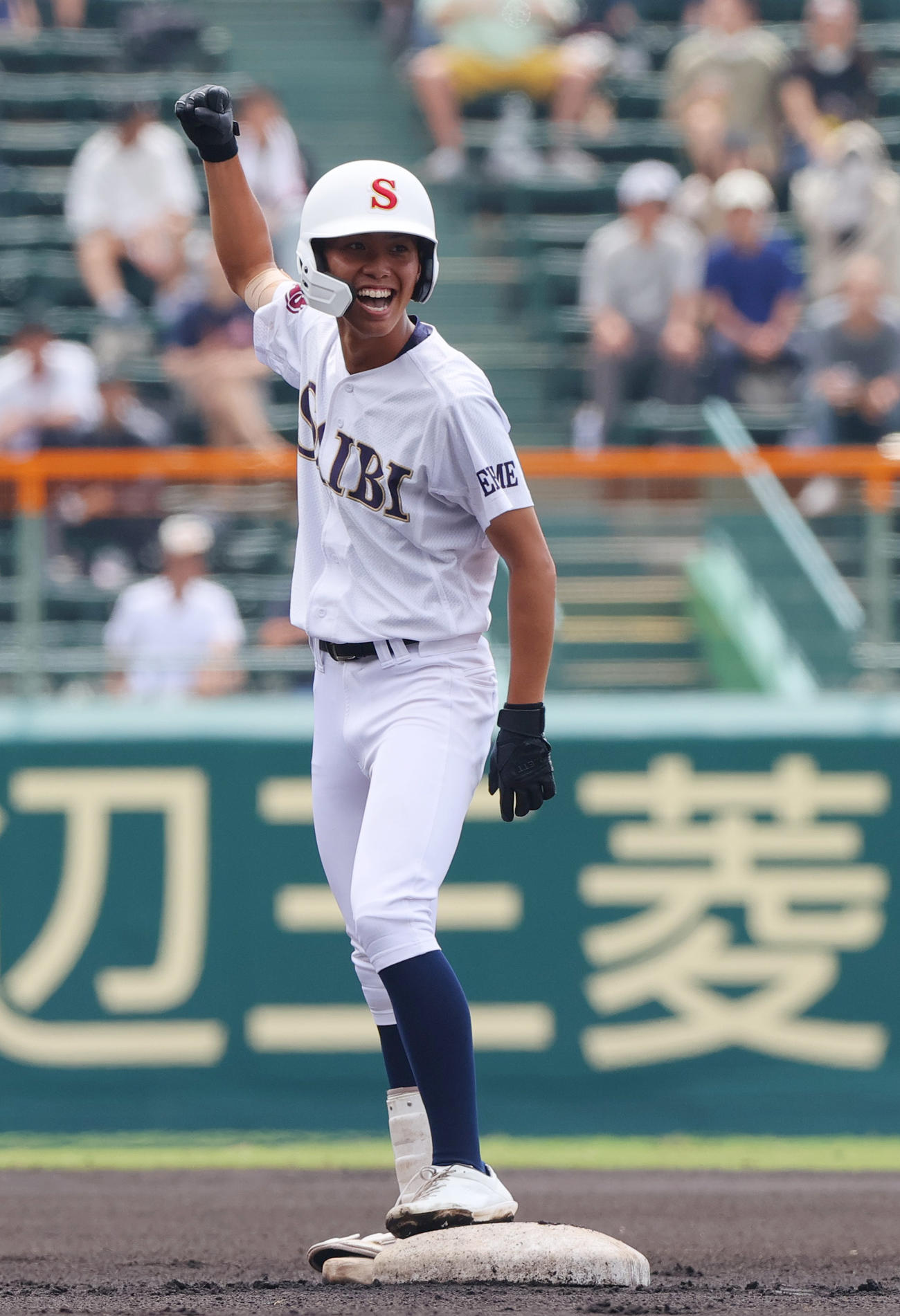 済美対東洋大姫路　1回表済美無死、鎰谷は右二塁打を放ち二塁で喜ぶ（撮影・上山淳一）