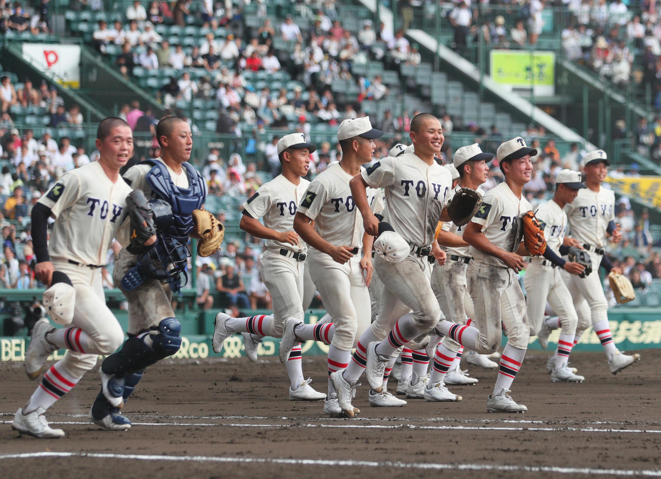 済美対東洋大姫路　済美に勝利し、スタンドの応援団の元へ駆け出す東洋大姫路ナイン（撮影・上山淳一）