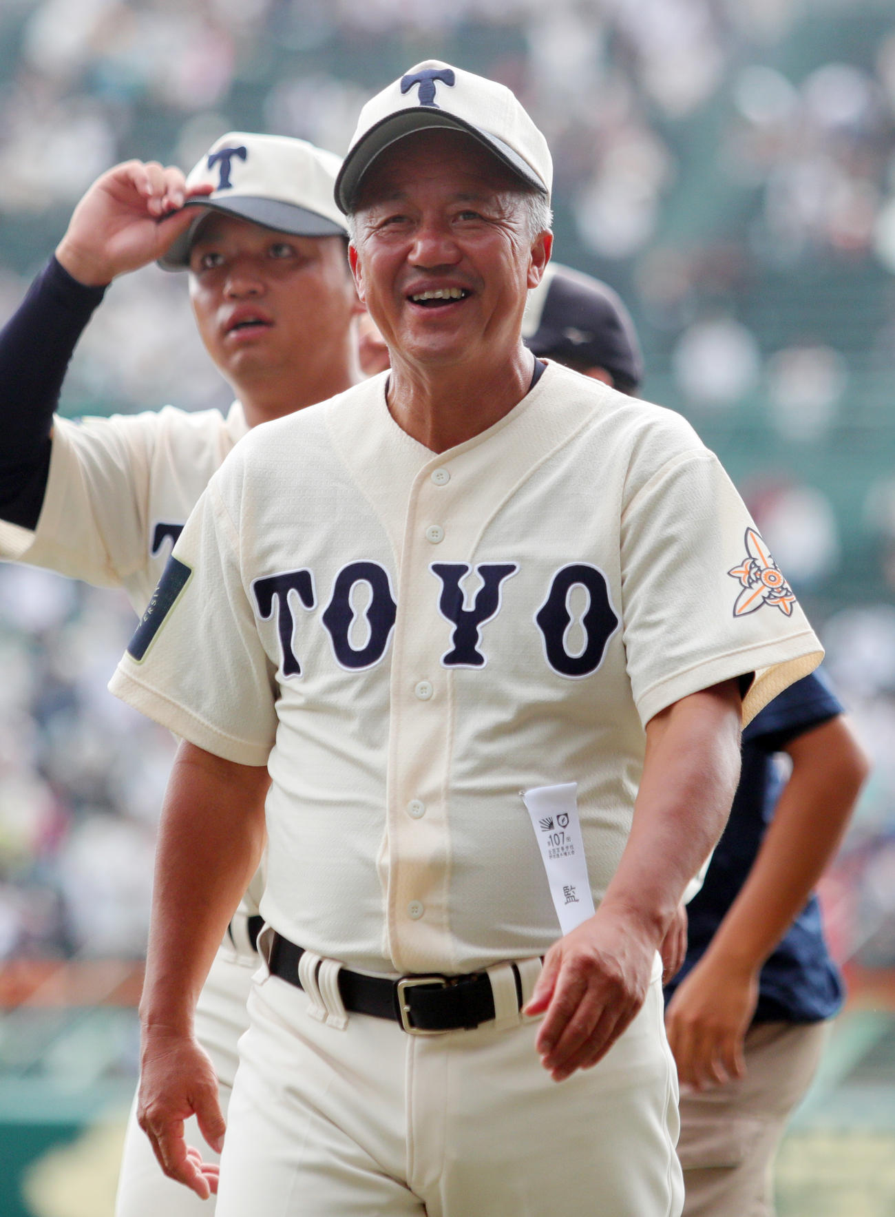 済美対東洋大姫路　済美に勝利した東洋大姫路の岡田監督は関係者からの祝福に笑顔を見せる（撮影・上山淳一）