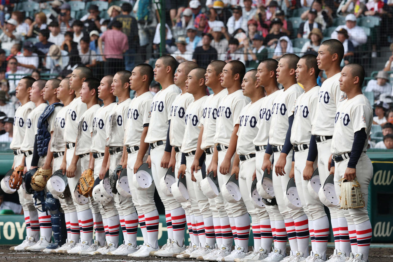 済美対東洋大姫路　済美に勝利し校歌斉唱する東洋大姫路ナイン（撮影・増田悦実）