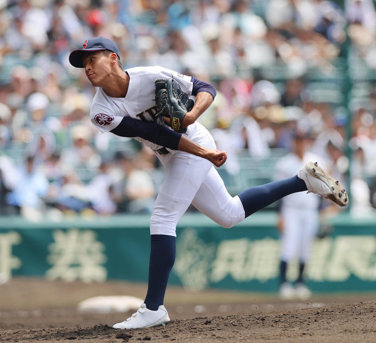 済美対東洋大姫路　2回裏田室颯汰2死満塁、田室に代わって梅原が登板する（撮影・上山淳一）