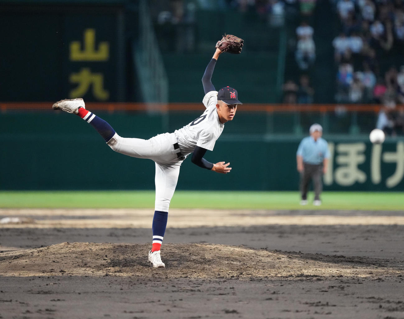 敦賀気比対横浜　力投するする横浜・織田（撮影・清水貴仁）
