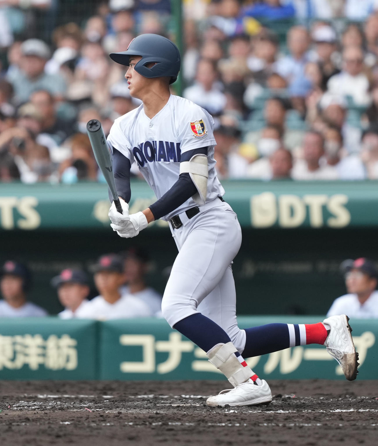 敦賀気比対横浜　2回裏横浜2死一塁、右中間へ適時三塁打を放つ織田（撮影・清水貴仁）