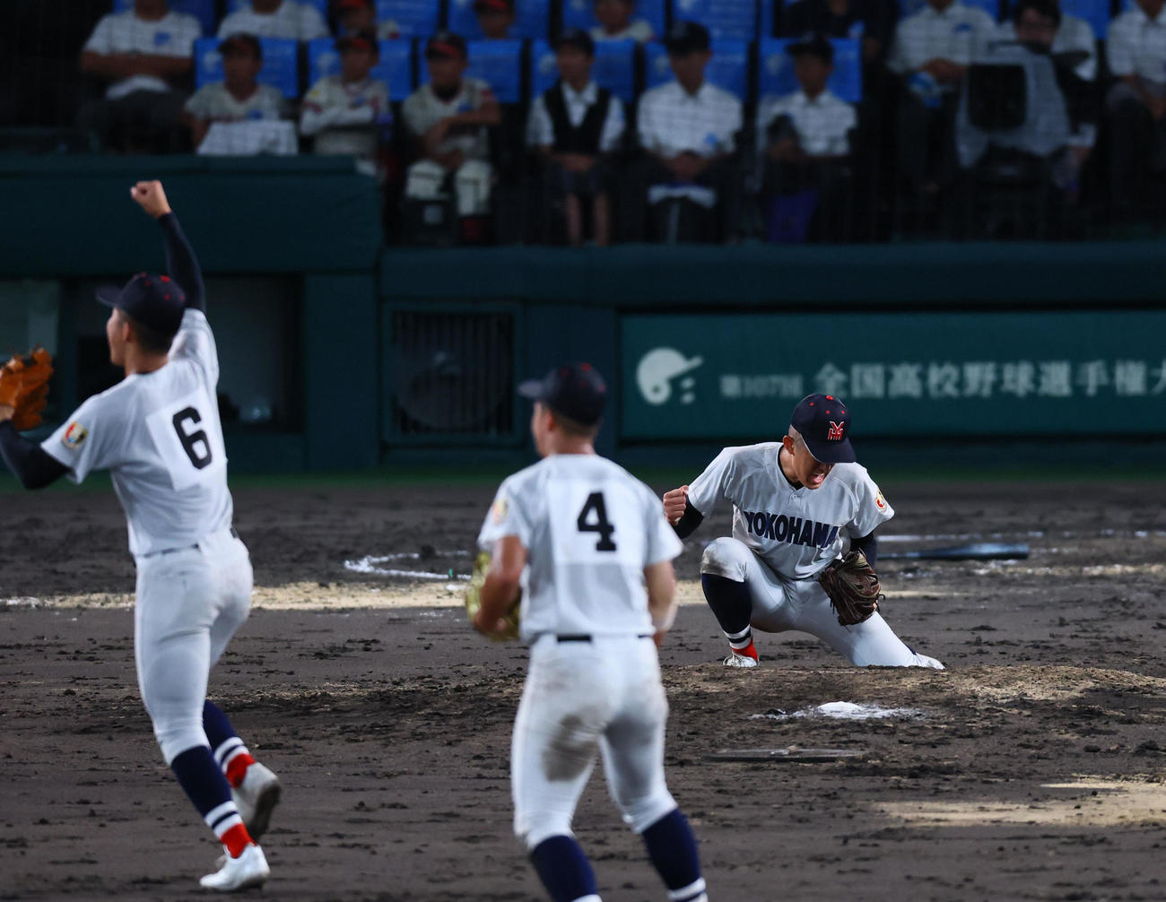 敦賀気比対横浜　9回表敦賀気比1死一、二塁、村雲を遊ゴロ併殺に打ち取りガッツポーズをする織田（撮影・藤尾明華）