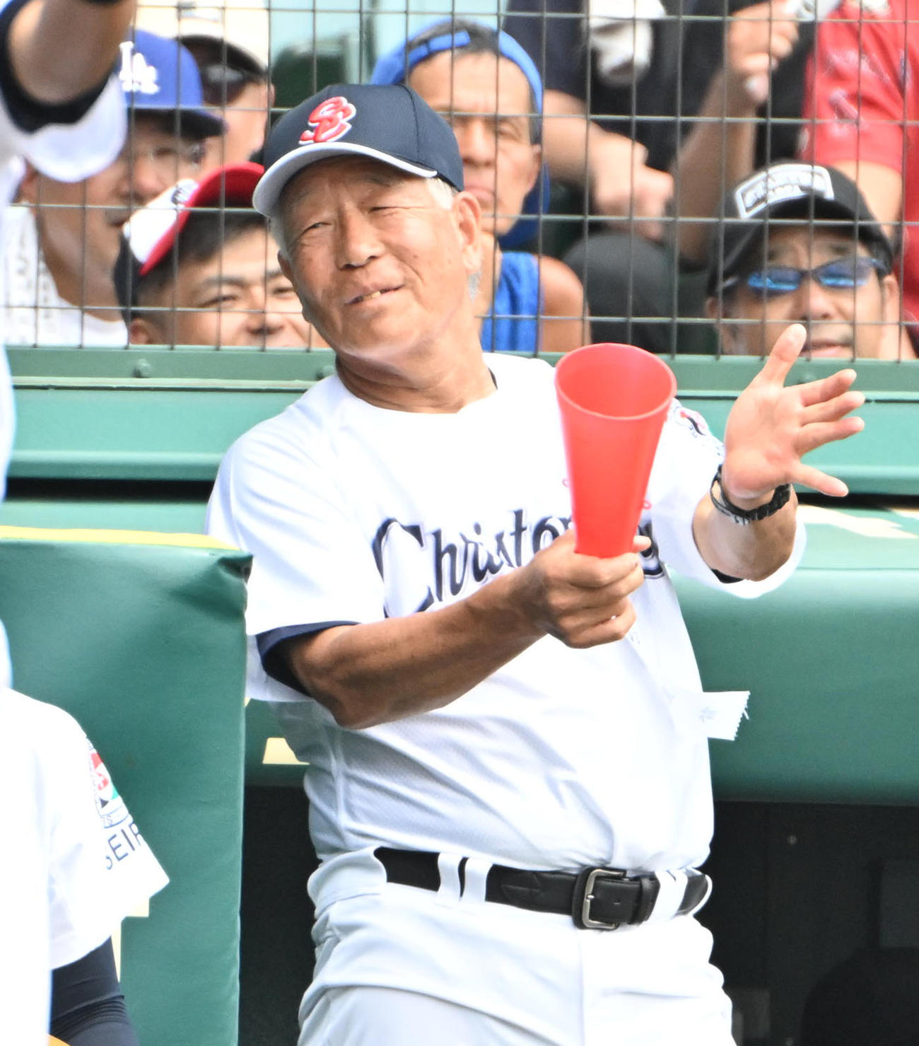 聖隷クリストファー対明秀学園日立　8回表聖隷クリストファー1死一、三塁　谷口理一のスクイズに拍手をする聖隷クリストファーの上村敏正監督（撮影・石井愛子）