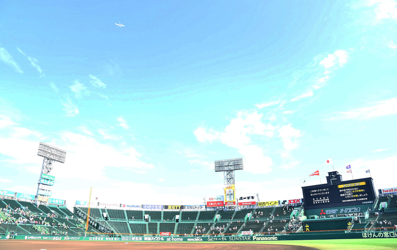 青藍泰斗対佐賀北　試合前、青空の阪神甲子園球場の上空を飛ぶ飛行機（撮影・岩下翔太）