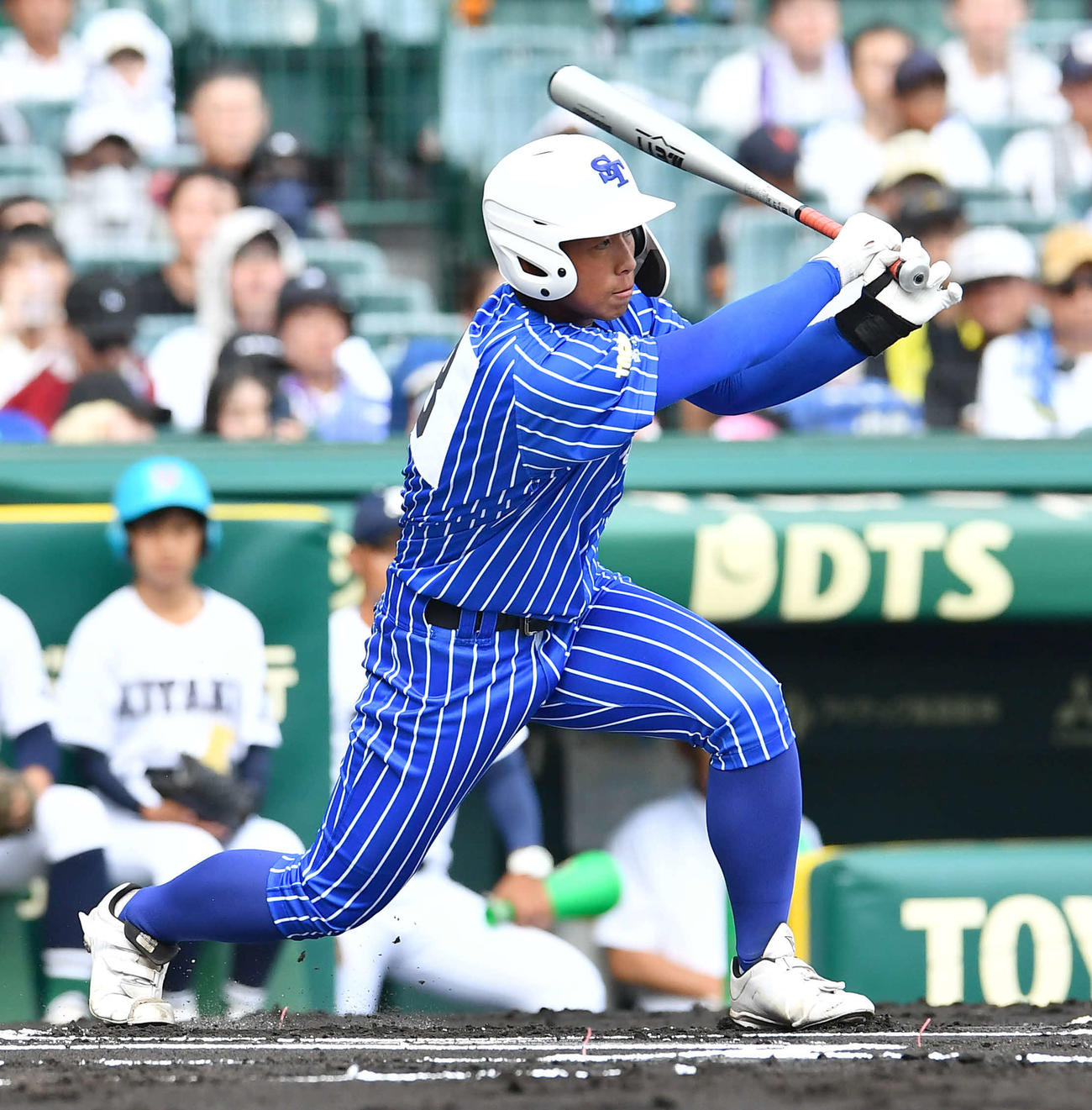 青藍泰斗対佐賀北　1回表青藍泰斗無死、鈴木は中前安打を放つ（撮影・岩下翔太）