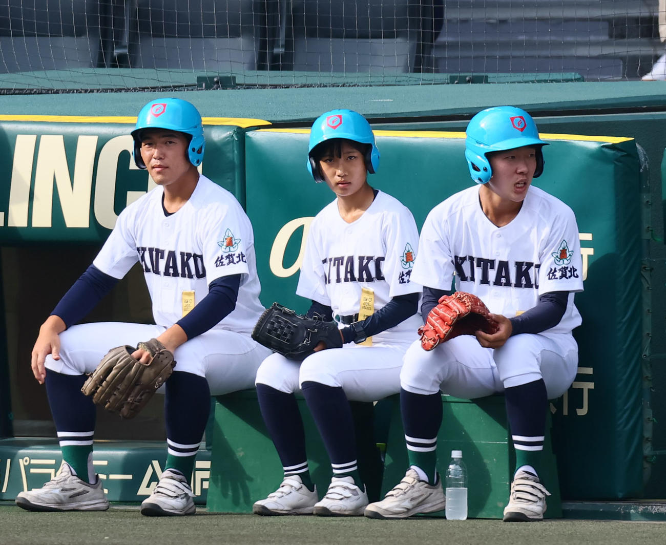 青藍泰斗対佐賀北　ボールパーソンを務める佐賀北女子部員の家永そらさん（中央）（撮影・藤尾明華）