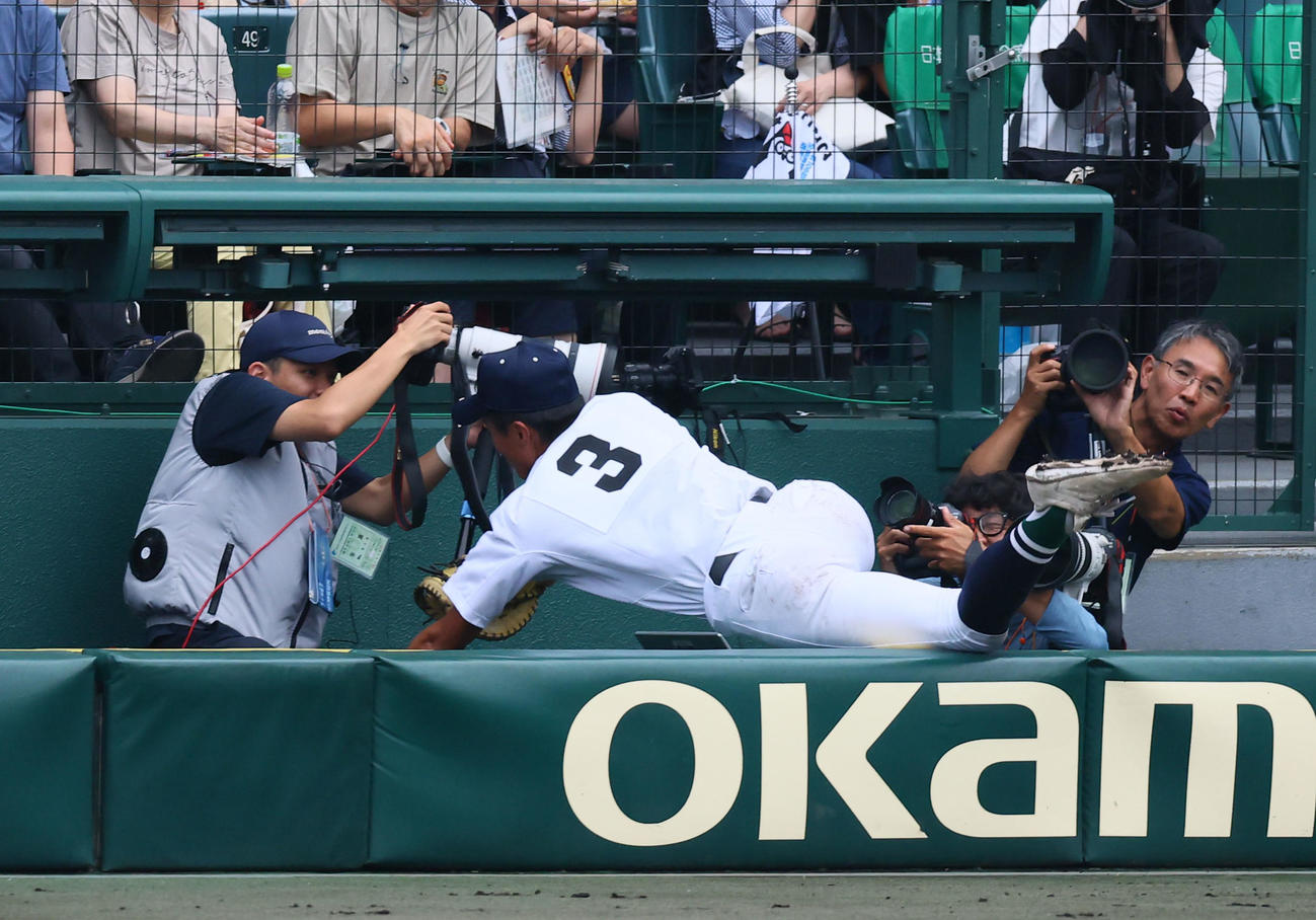 青藍泰斗対佐賀北　2回表青藍泰斗1死一塁、白土の一邪飛を捕球し、カメラマン席に飛び込む宮崎（撮影・藤尾明華）