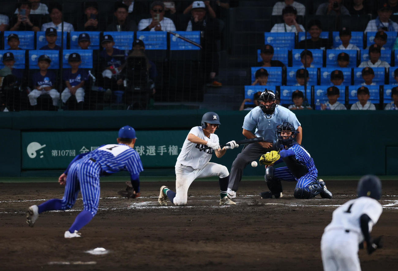 青藍泰斗対佐賀北　10回裏佐賀北1死満塁、サヨナラのスクイズを決める山下。投手永井（撮影・藤尾明華）