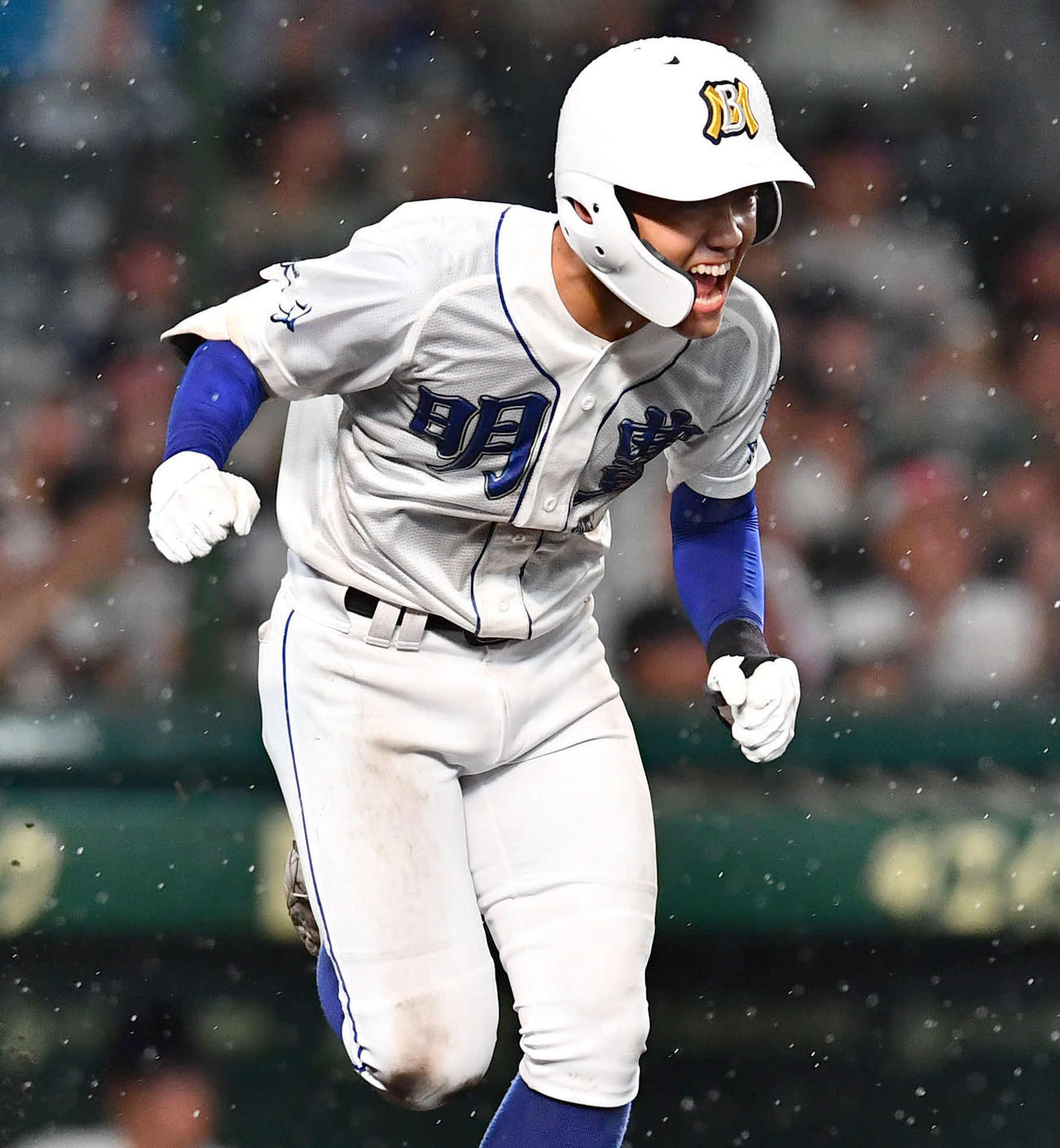 明豊対市船橋　3回表明豊2死二、三塁、先制の中前2点適時打を放った藤は雄たけびをあげながら駆けだす（撮影・岩下翔太）