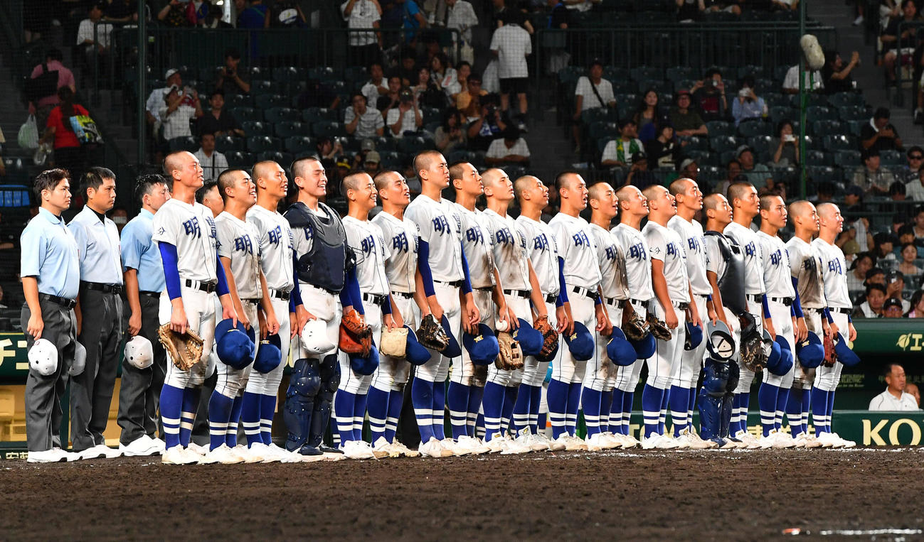 明豊対市船橋　市船橋に勝利し、校歌を斉唱する明豊ナイン（撮影・岩下翔太）