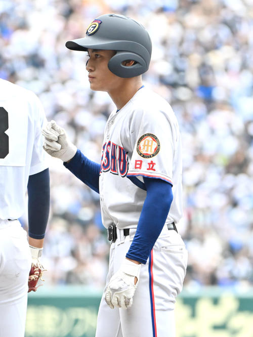 聖隷クリストファー対明秀学園日立 3回裏明秀学園日立2死三塁 有住陽斗は左適時打を放ちガッツポーズをする(撮影・石井愛子