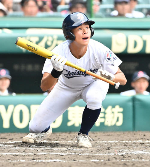 聖隷クリストファー対明秀学園日立 8回表聖隷クリストファー1死一、三塁 谷口理一はセーフティースクイズを決める(撮影・石井愛子)