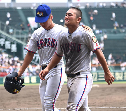 聖隷クリストファー対明秀学園日立 聖隷クリストファーに負け肩を落とす明秀学園日立の野上士耀(右)(撮影・石井愛子)