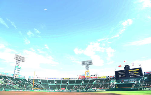 青藍泰斗対佐賀北 試合前、青空の阪神甲子園球場の上空を飛ぶ飛行機(撮影・岩下翔太)