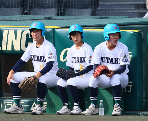 青藍泰斗対佐賀北 ボールパーソンを務める佐賀北女子部員の家永そらさん(中央)(撮影・藤尾明華)