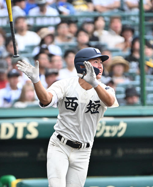 弘前学院聖愛対西日本短大付 4回表西日本短大付2死一塁 山下航輝は先制の右越え本塁打を放つ(撮影・石井愛子)