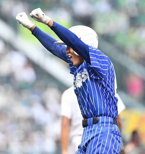 青藍泰斗対佐賀北 4回表青藍泰斗1死一、三塁、勝ち越しの中前適時打を放ち、ベンチに向かってガッツポーズする富田(撮影・岩下翔太)
