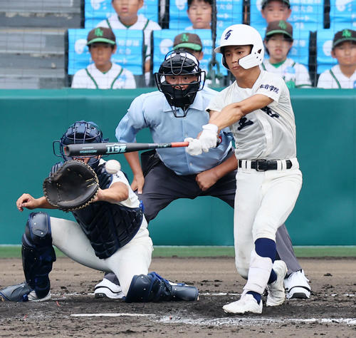 西日本短大付対弘前学院聖愛 4回裏弘前学院聖愛1死二、三塁、沢田は左前へ2点適時打を放つ(撮影・加藤哉)