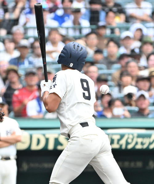西日本短大付対弘前学院聖愛 タイブレーク10回表西日本短大付1死満塁 斉藤大将は死球を受ける(撮影・石井愛子)