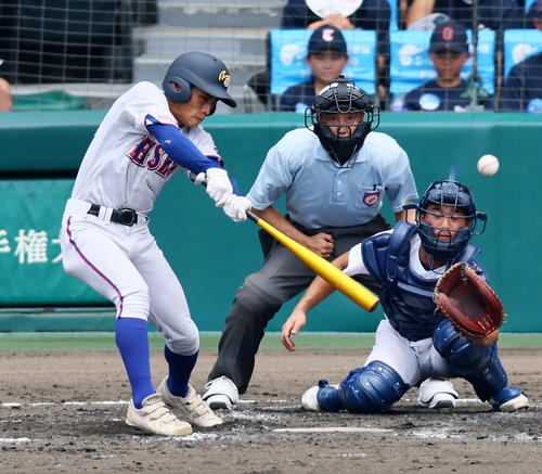 聖隷クリストファー対明秀学園日立 3回裏明秀学園日立2死三塁、有住は左前適時打を放つ(撮影・加藤哉)