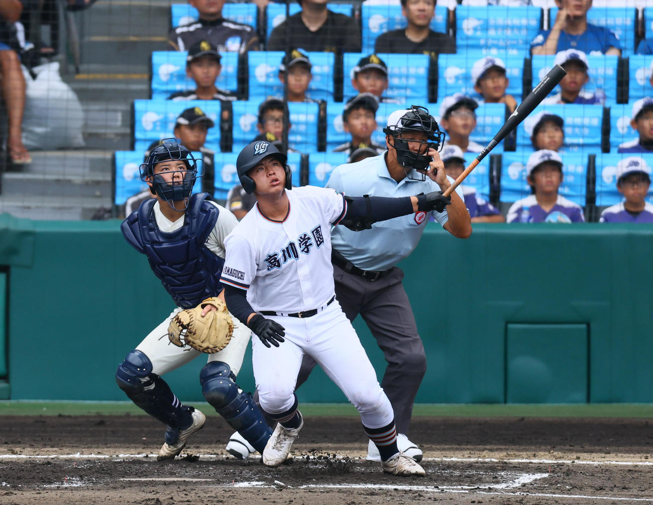 高川学園対未来富山　2回表高川学園無死、遠矢は左越えに本塁打を放つ（撮影・藤尾明華）