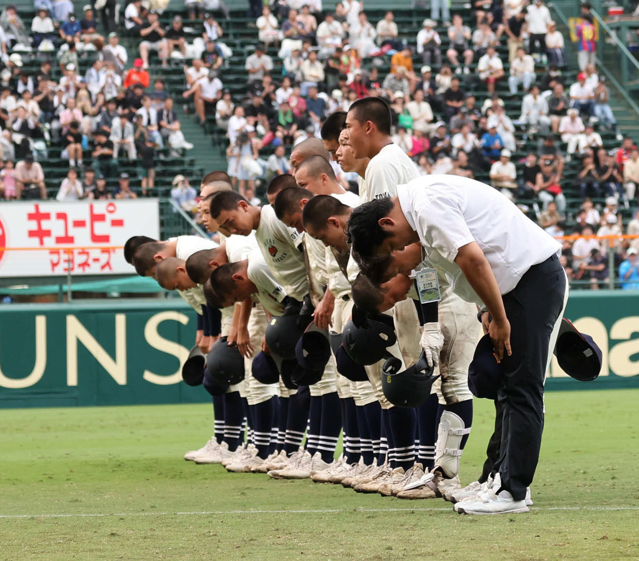 高川学園対未来富山　敗れた未来富山ナインは応援団にあいさつ（撮影・西尾就之）