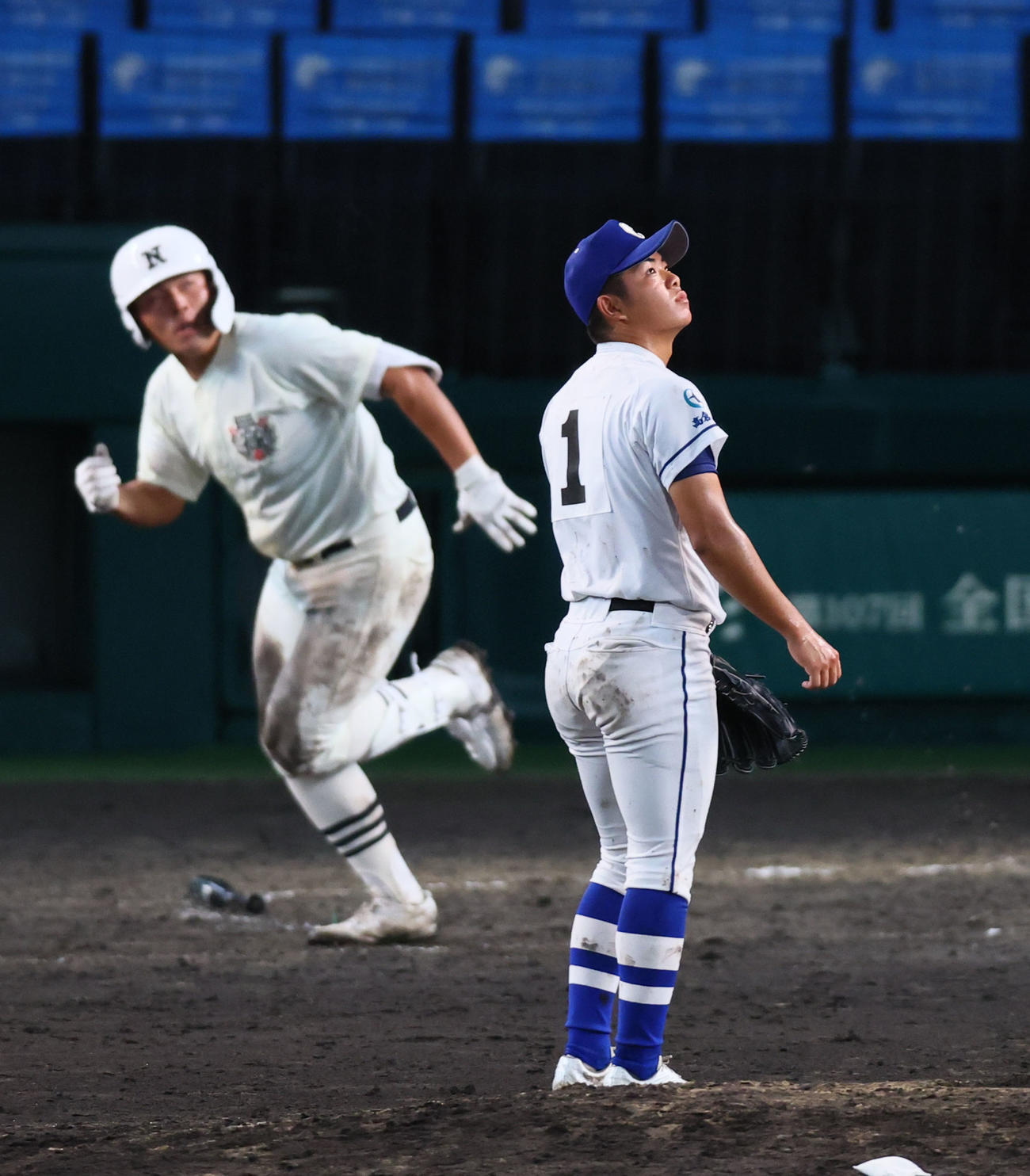 豊橋中央対日大三　8回裏日大三無死、田中に勝ち越し本塁打を浴びる高橋（撮影・藤尾明華）