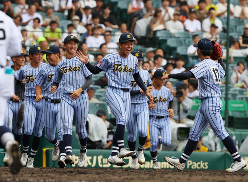 東海大熊本星翔対北海　北海に勝利し歓喜する東海大熊本星翔ナイン（撮影・上山淳一）