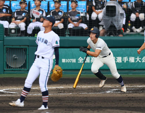 高川学園対未来富山　1回裏未来富山1死一塁、中込は右越えに先制2点本塁打を放つ。投手木下（撮影・藤尾明華）