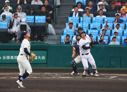高川学園対未来富山　6回表高川学園1死二塁、遠矢は左越えに適時二塁打を放つ。投手江藤（撮影・藤尾明華）