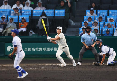 豊橋中央対日大三　3回裏日大三1死三塁、本間は右越えに先制適時二塁打を放つ。投手高橋（撮影・藤尾明華）