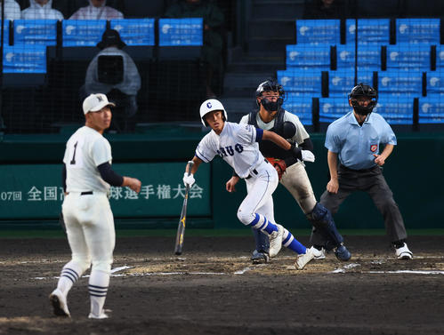 豊橋中央対日大三　6回表豊橋中央1死二、三塁、小原は左飛を放ち相手失策で同点となる。投手近藤（撮影・藤尾明華）