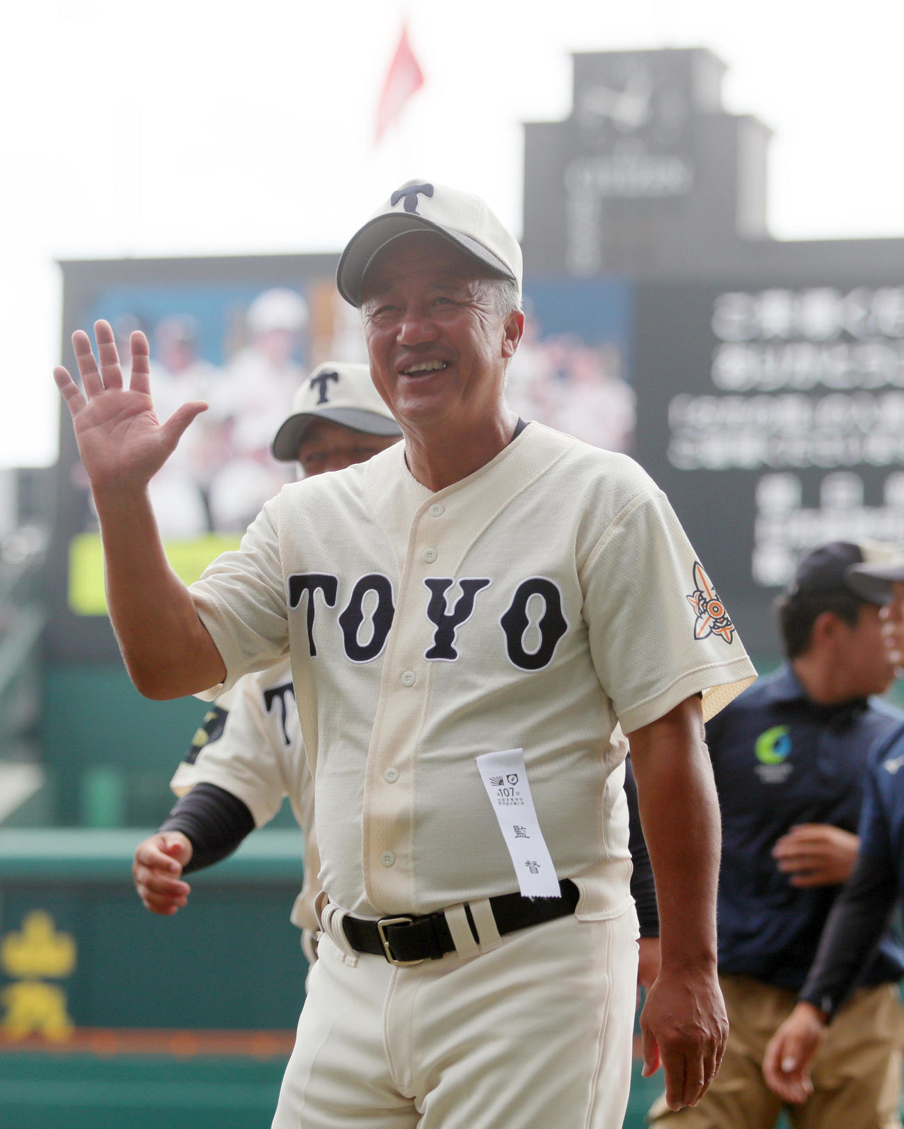 済美対東洋大姫路　済美に勝利した東洋大姫路の岡田監督は関係者からの祝福に笑顔を見せる（撮影・上山淳一）