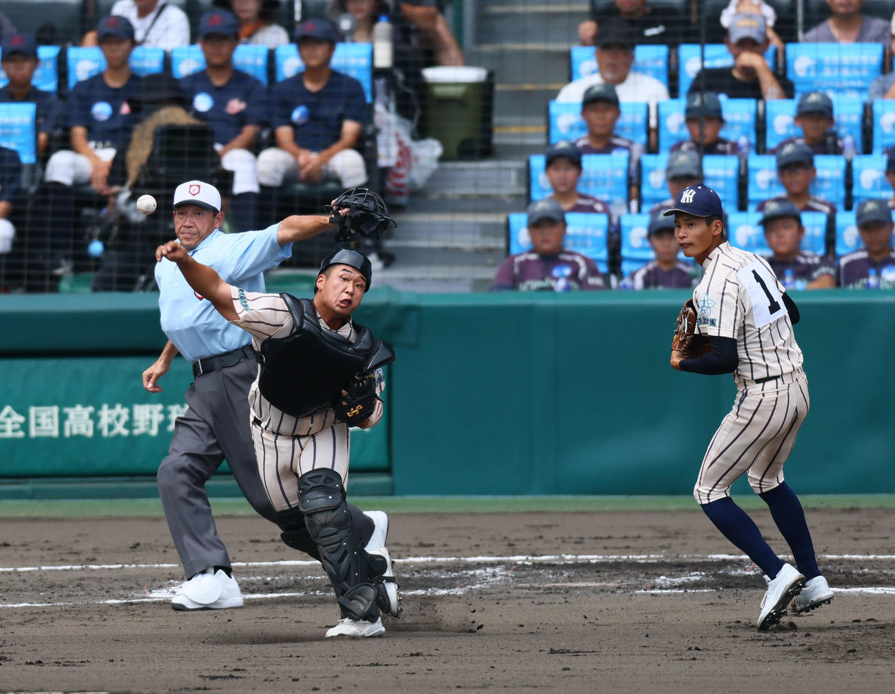 東大阪大柏原対尽誠学園　2回裏尽誠学園無死一塁、西條の捕前ゴロで竹本が二塁へ送球、封殺する（撮影・藤尾明華）