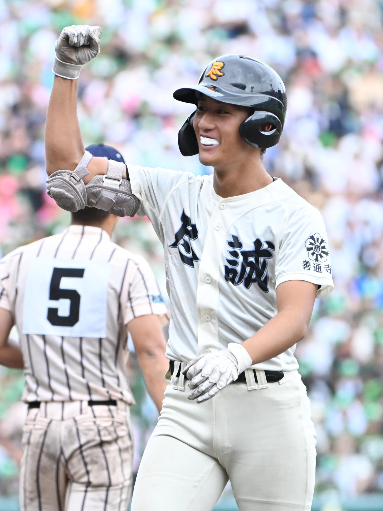 東大阪大柏原対尽誠学園　5回裏尽誠学園2死満塁　広瀬賢汰は左適時打を放つ（撮影・石井愛子）