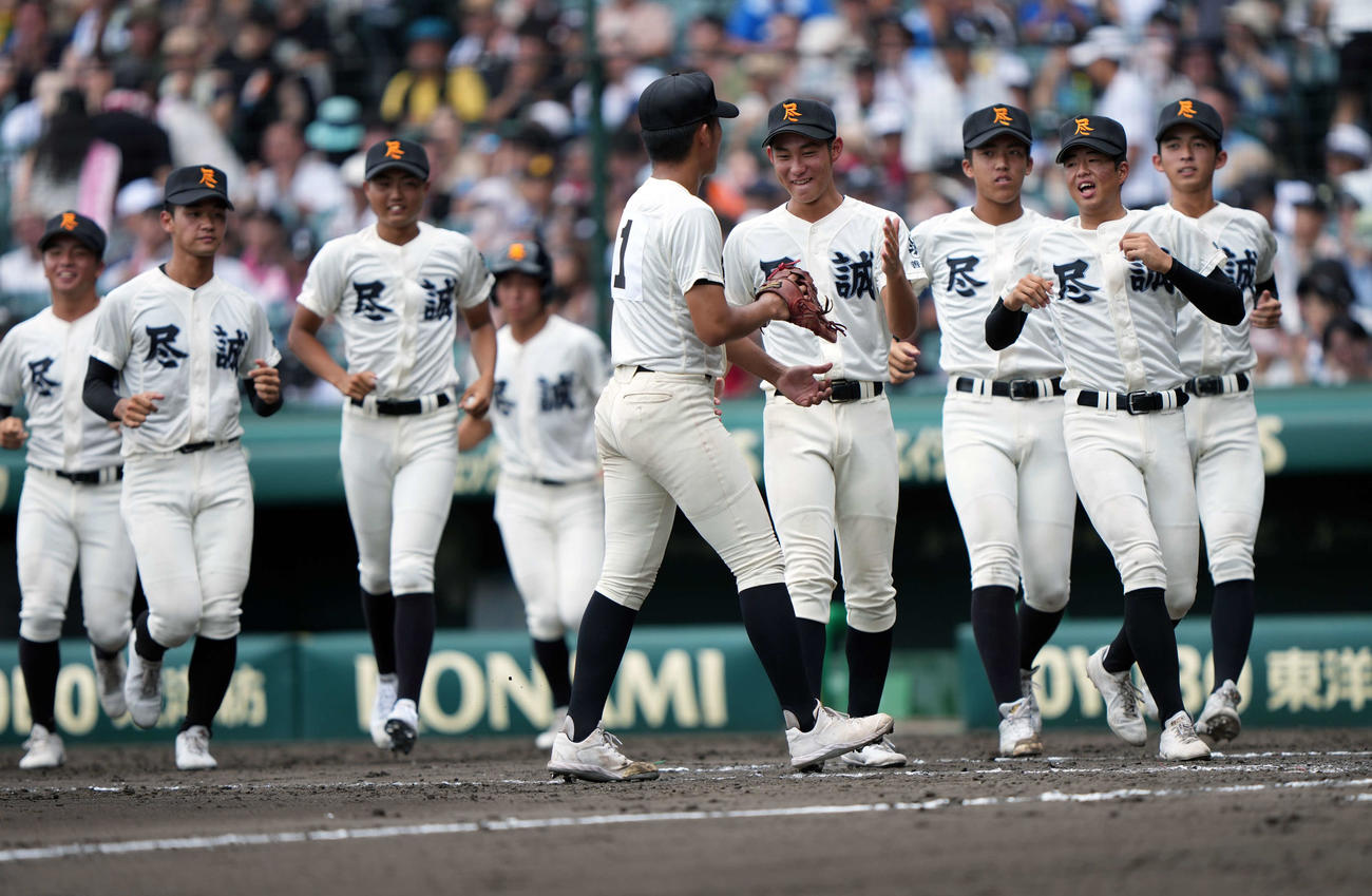東大阪大柏原対尽誠学園　東大阪大柏原に勝利し笑顔を見せる尽誠学園の選手たち（撮影・小島史椰）