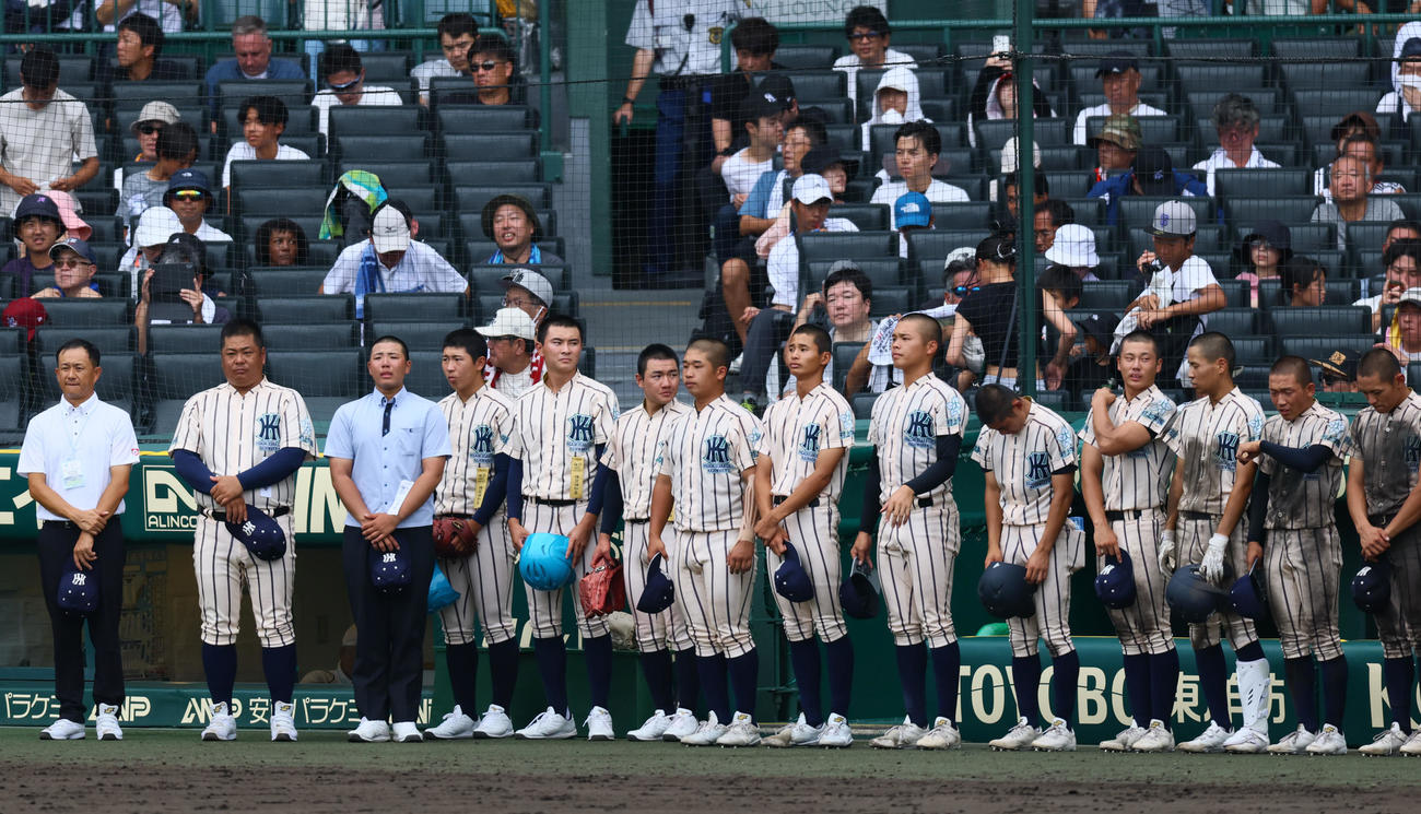 東大阪大柏原対尽誠学園　尽誠学園に敗れ、整列する東大阪大柏原（撮影・藤尾明華）