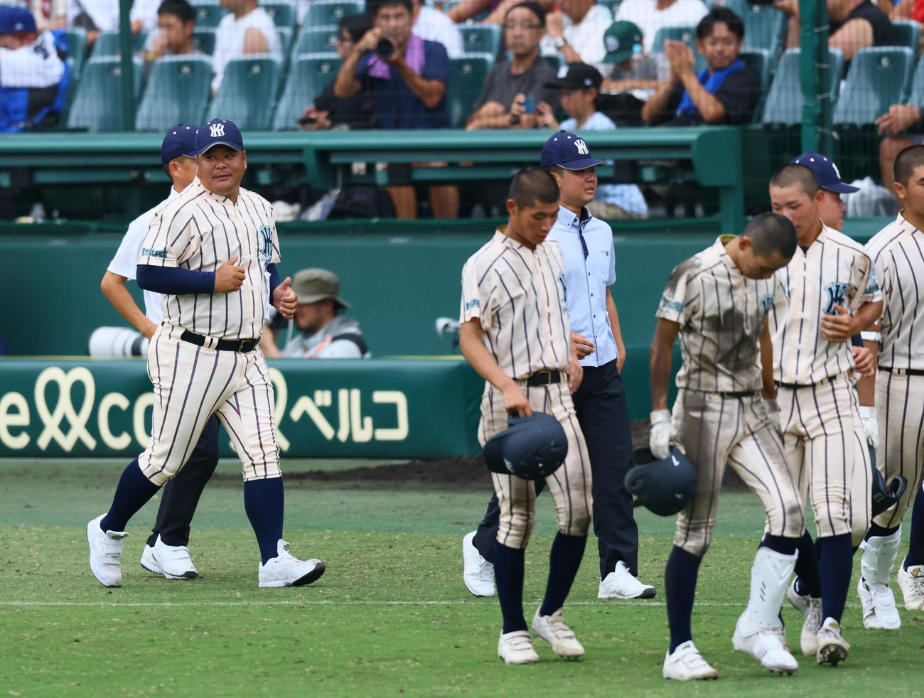 東大阪大柏原対尽誠学園　尽誠学園に敗れ、整列する土井健大監督（左端）ら東大阪大柏原（撮影・藤尾明華）