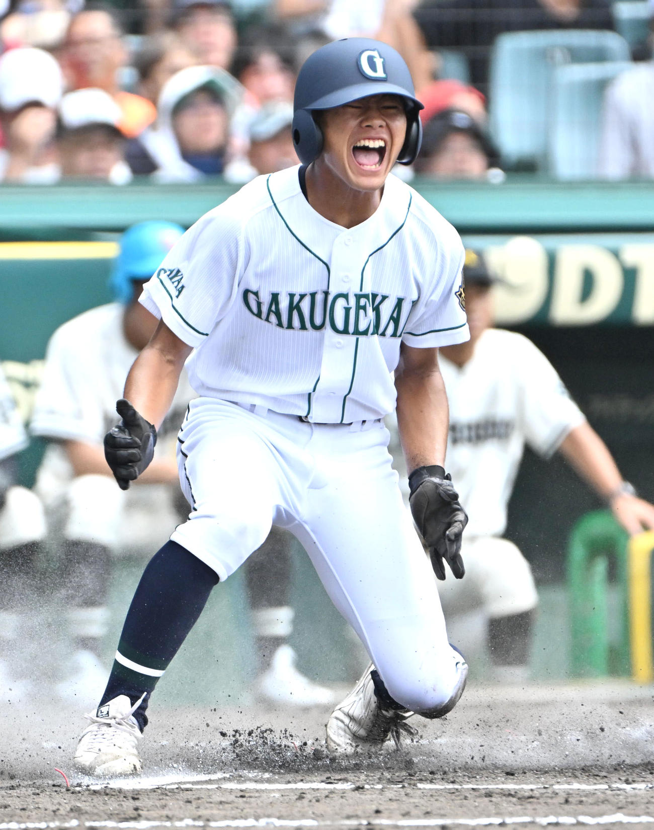 松商学園対岡山学芸館　1回裏岡山学芸館2死二塁、繁光広翔の適時打で生還する藤原颯大（撮影・石井愛子）