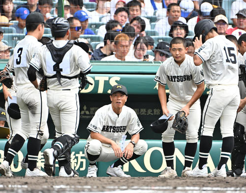 松商学園対岡山学芸館 ナインに声をかける松商学園の松宗勝監督(中央)(撮影・石井愛子)