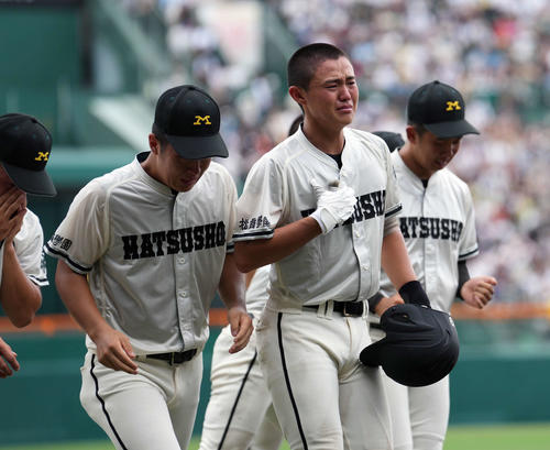 松商学園対岡山学芸館 岡山学芸館に敗れガックリする松商学園ナイン(撮影・小島史椰)