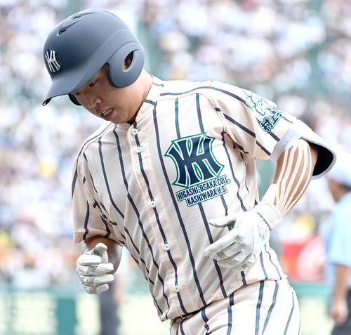 東大阪大柏原対尽誠学園 3回裏東大阪大柏原1死 左手にテーピングが張られている竹本歩夢(撮影・石井愛子)
