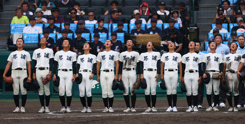 東大阪大柏原対尽誠学園 東大阪大柏原に勝利し、校歌を歌う尽誠学園ナイン(撮影・藤尾明華)
