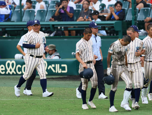 東大阪大柏原対尽誠学園 尽誠学園に敗れ、整列する土井健大監督(左端)ら東大阪大柏原(撮影・藤尾明華)