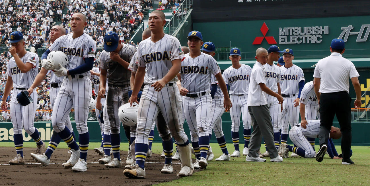 京都国際対健大高崎　京都国際に敗れアルプススタンドへあいさつし引き揚げる健大高崎・石垣元（左から3人目）らナイン（撮影・加藤哉）