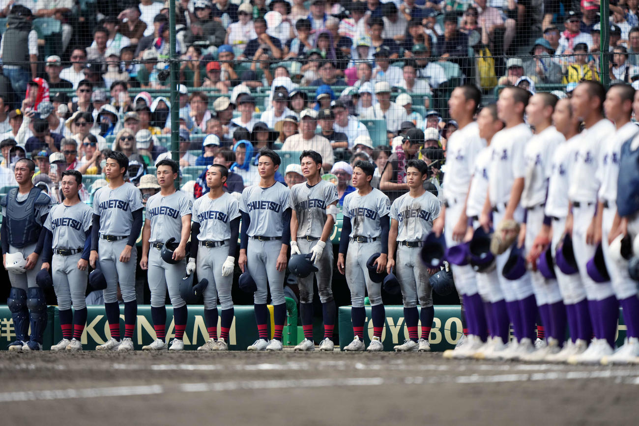 中越対関東第一　関東第一に敗れガックリする中越ナイン（撮影・小島史椰）