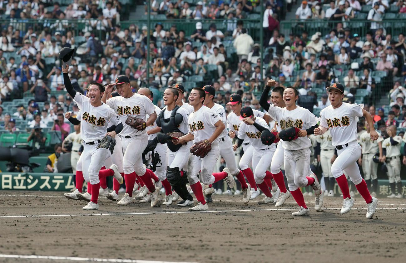 創成館対神村学園　神村学園に勝利し笑顔で駆け出す創成館ナイン（撮影・小島史椰）