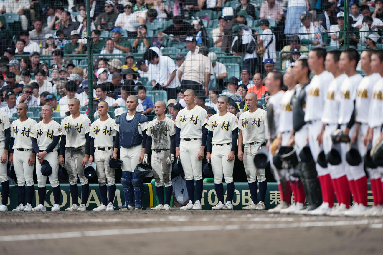 創成館対神村学園　創成館に敗れガックリする神村学園ナイン（撮影・小島史椰）